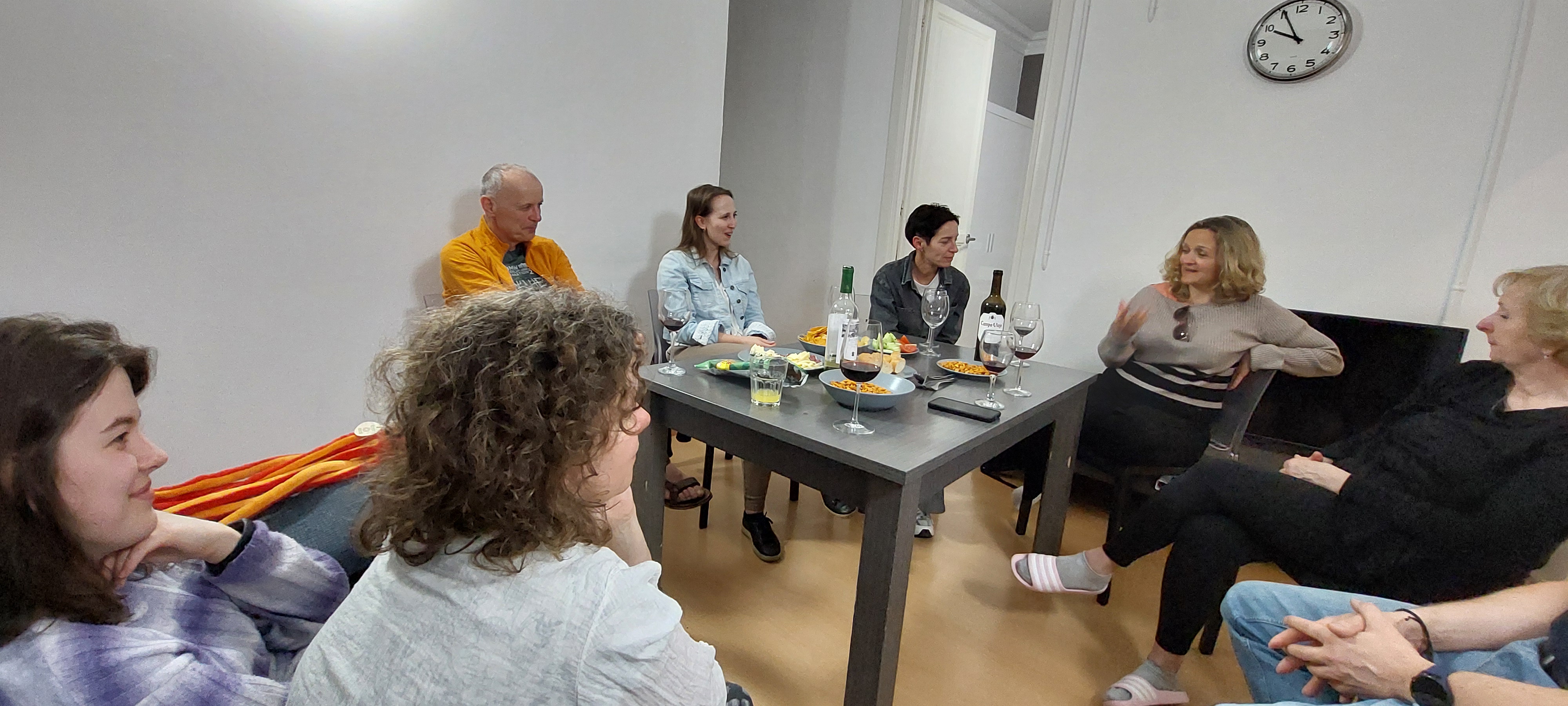 Studenti jazykové školy Španělské Slunce se svou lektorkou večer na apartmánu povídají, seznamují se, degustují místní dobroty. Pohodová atmosféra. 